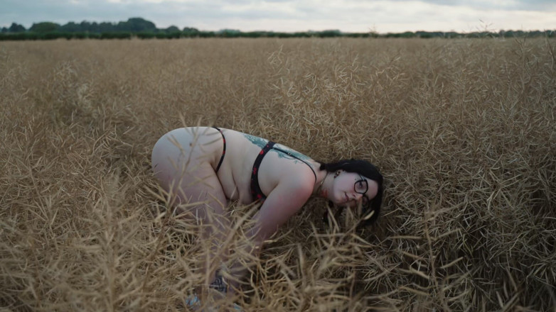 WeirdRiddle601: Cutesy Farmgirl Fucks Herself on a Walk