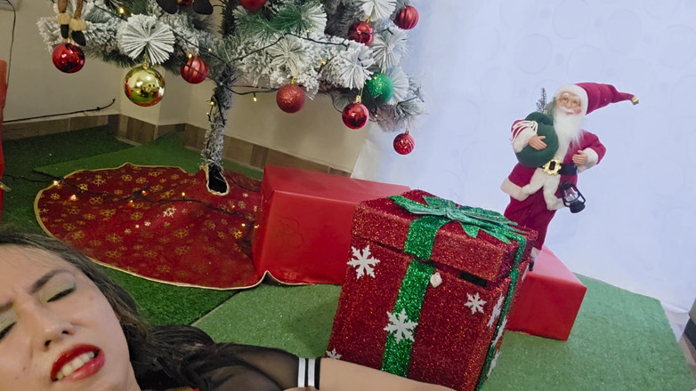 katha: 美しく曲線美のある継母がクリスマスにディルドで自慰をする