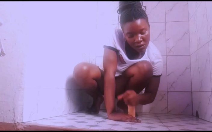 Samantha Johnssons: Follando y chorreando mi gran consolador en la ducha