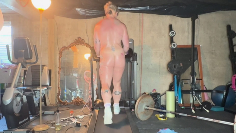 Ecko Belle: Naked Treadmill Workout