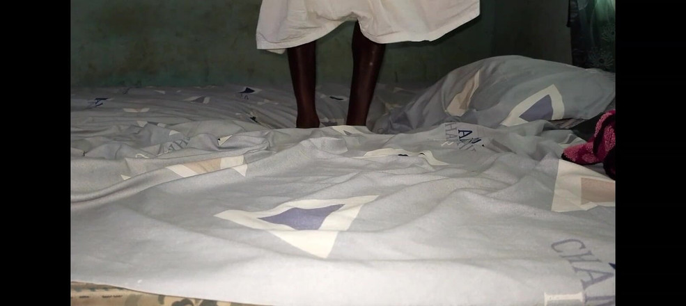 Masturbator emmy: O partidă rapidă solo cu patul meu în cealaltă cameră