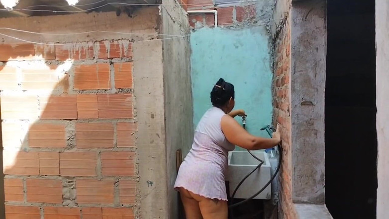 Adribella69: Üvey kız kardeşim evimde banyo yapıyor ve benden yardım istiyor...