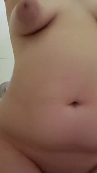 Le gros cul de Nicole et ses jolis seins sous la douche