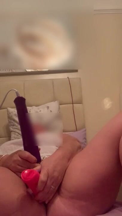 Julie Cunningham: Julie Cunningham wanking on webcam climax