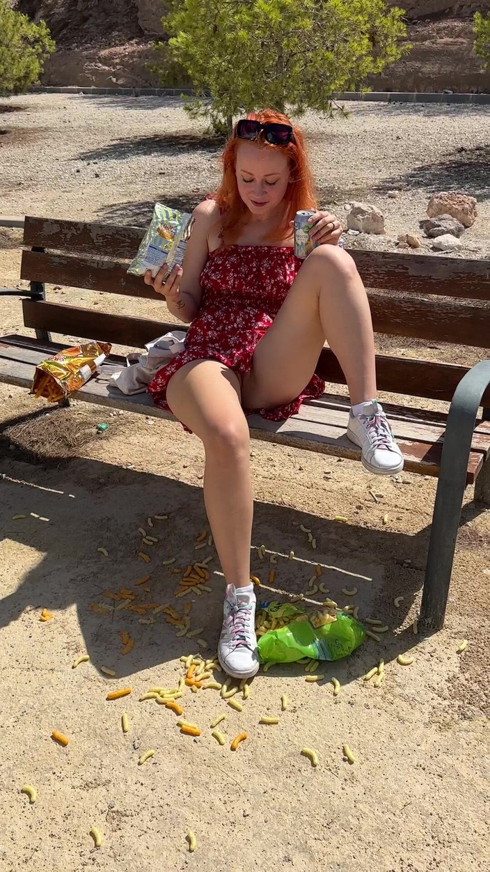 Sheryl X Sinclair: Śmietnik fast foodów w parku podczas palenia