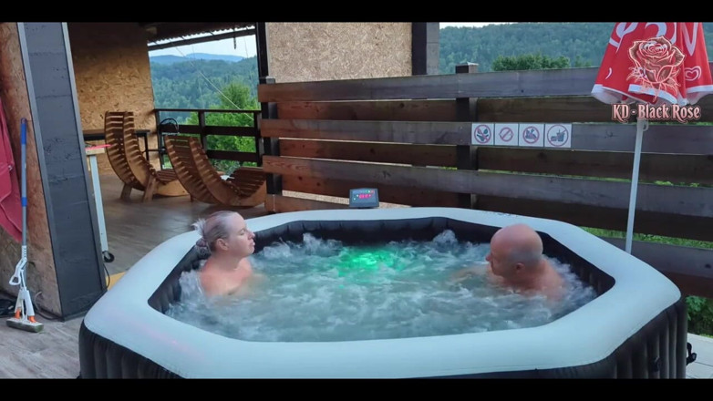 Kd Black Rose: Speltid i jacuzzin Avkopplande kärlek i Jacuzzin