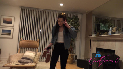 ATK Girlfriends: Carmen đến để tham gia chuyến đi của cô ấy, và tắm và cạo...