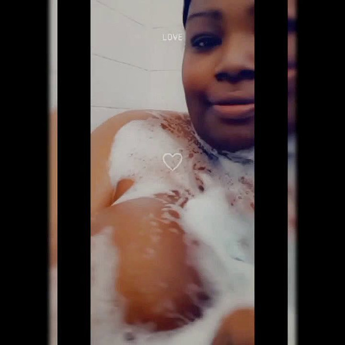 Hot sex 24: Kąpiel tych dużych piersi