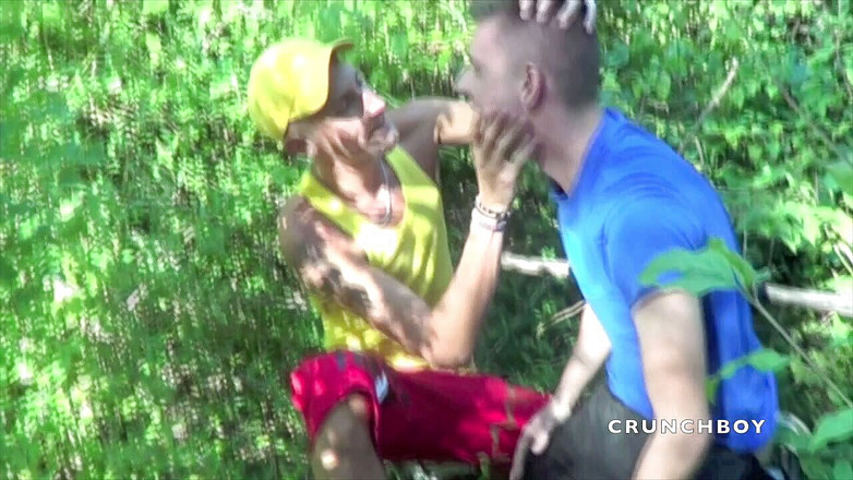 EXHIB BOYS: Muhteşem sergi ve spor ayakkabı teslimi açık havada ormanda