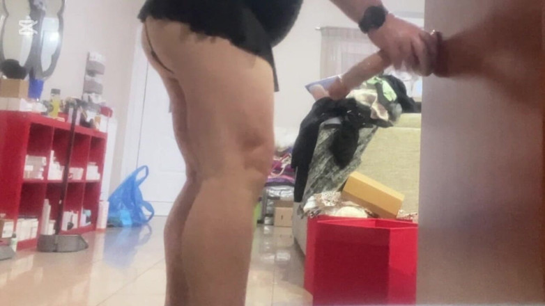 Elena andreou the best greek cross slut: 25 分钟视频，向您展示我是如何一个人在家，并穿着我的迷你裙玩我的假阳具
