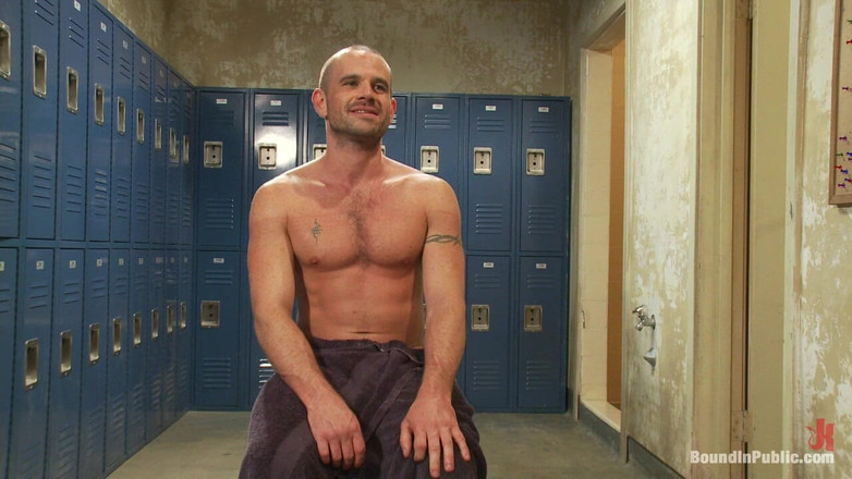 Bound in public: Handyman s velkým ptákem je svázaný a zneužit nadrženými chloupky...