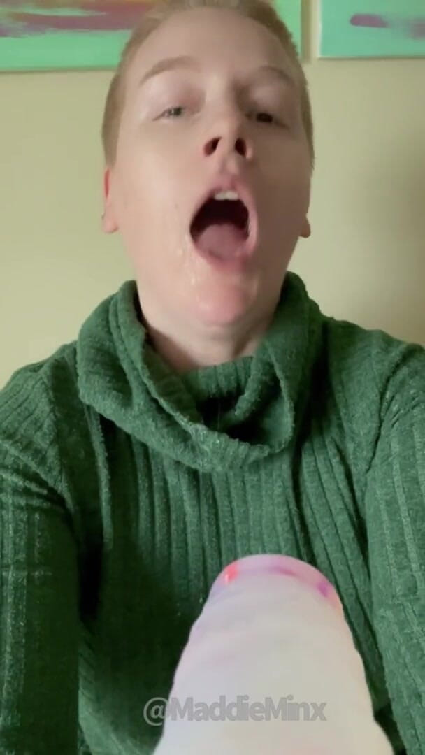 Maddie Minx productions: Zrzavá milfka plive a dáví se na obří robertek