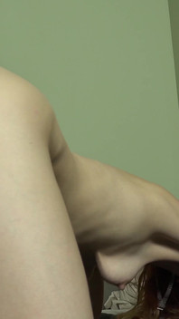 Sexo alemán con una chica sexy con tatuajes y tetas pequeñas tomando una polla enorme en su boca