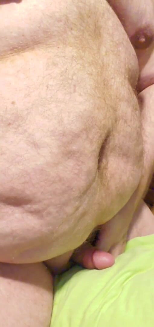 Danzilla White: 用我的鸡巴摩擦我的枕头，直到我射精