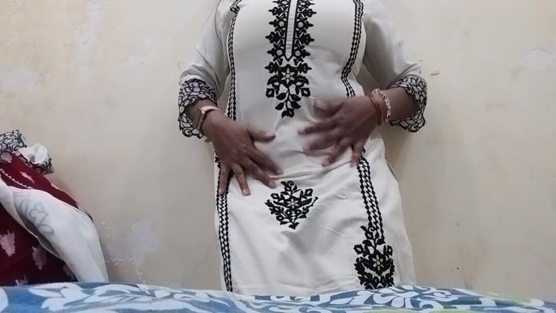 Hotty: Indiana MILF Mona na siririca e show de peitos