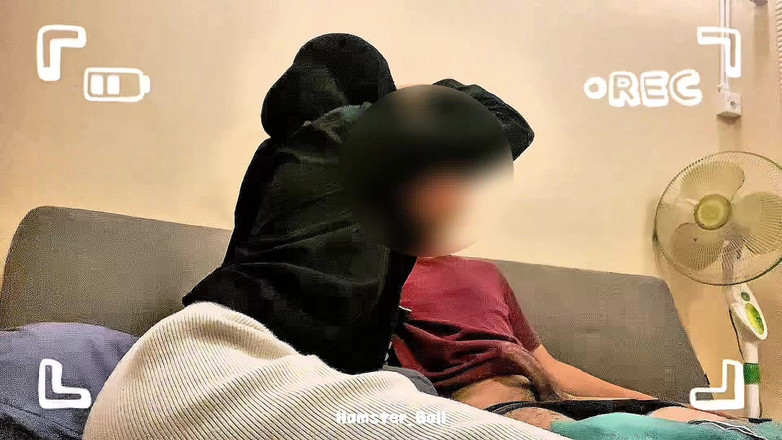 Hamster_Ball: Caméra amateur, une étudiante et son copain dans le salon apprennent à...