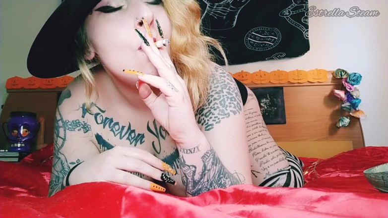 Estrella Steam: Witch smokes while playing with the smoke