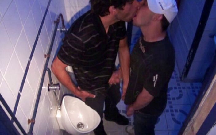 FRENCH PORNSTARS FUCKERS: Suckgn cock straight on punblic toilets