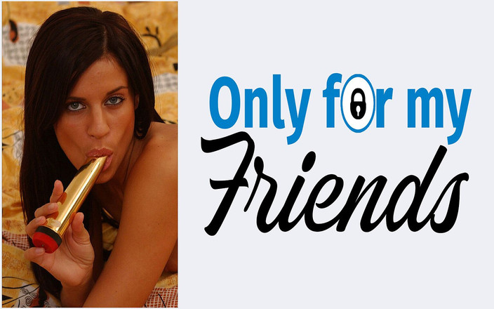 Only for my Friends: 一个棕色头发的18岁大荡妇的色情片制作喜欢成人玩具和用手指抚摸自己