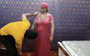 Shilpa Bhabhi: 印度裁缝男孩勾引和乱搞美丽的德西哥