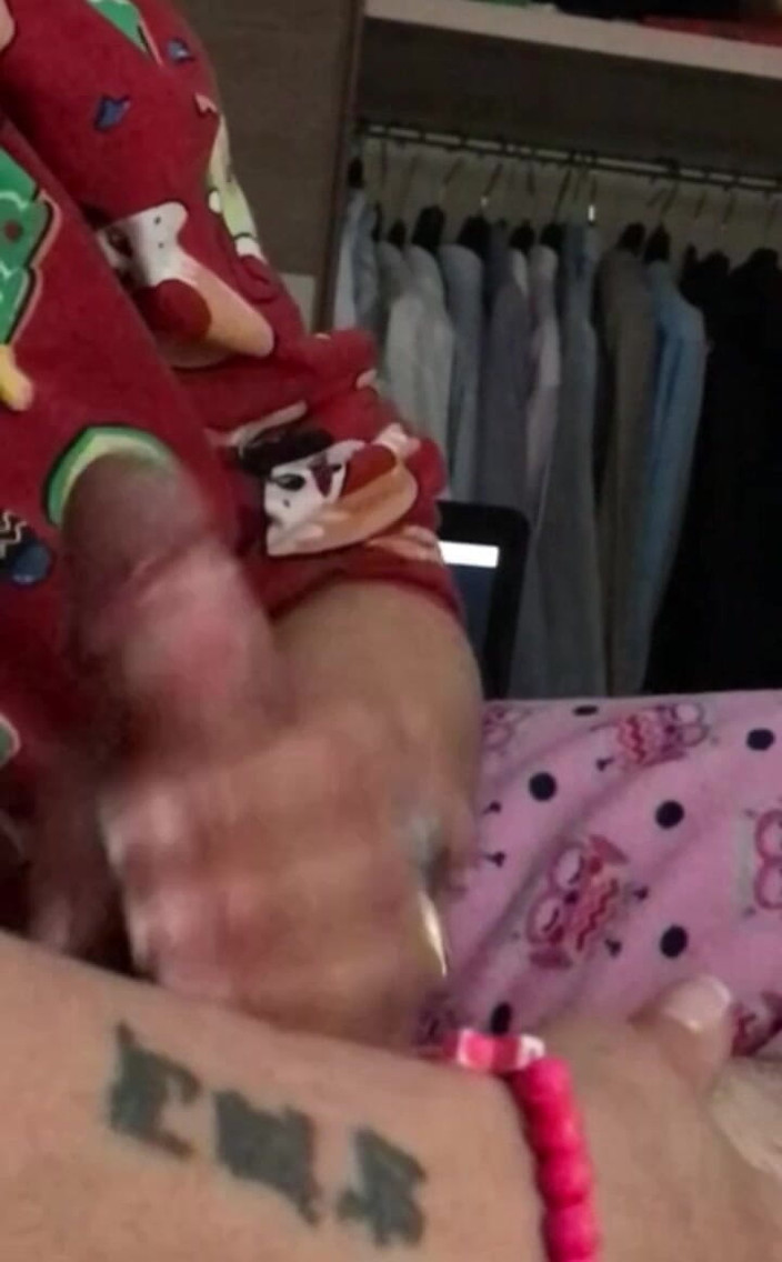 Lucky70: आराम से हैण्डजॉब