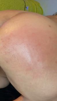 Chica de enorme culo ama un consolador en su interior