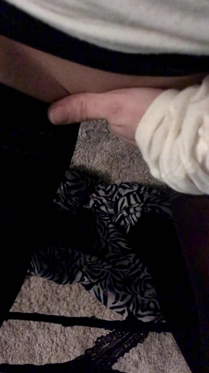 Tabitha Hoots: セクシーな若いイリノイ州のミルフが夫のために膣を濡らす