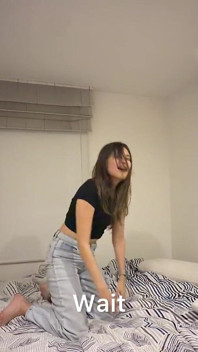 Yatakta Zıplamak Oynayarak Eğleniyoruz