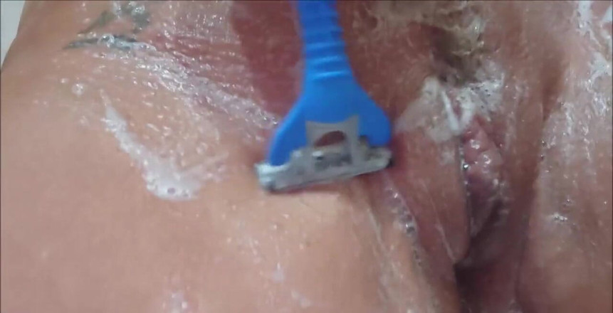 Natalie K: Nahá ve vaně, šukám prsty, tře si klitoris, sténá, když stříkám