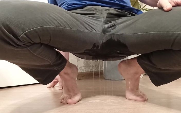 Kinky guy: Desperate Male Peeing in Jeans - Feet Fetish