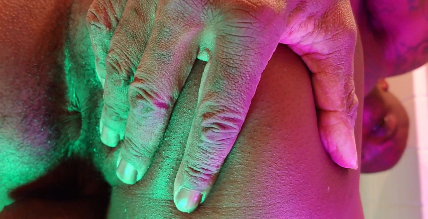 Hallelujah Johnson: Wielbienie dupy Hallelujah Johnson (Brzmi jak dziewczyny lubią jeść tyłek)