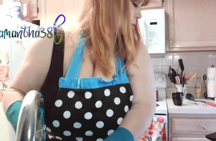 Samantha 38G: Samantha 38G Lave la vaisselle dans le nouveau tablier à pois