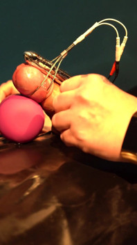 Randen in Een Vacuümbed Met Elektro, Speelgoed Gecombineerd Met Wat Hand Deepthoating En Ladingen Spuug.