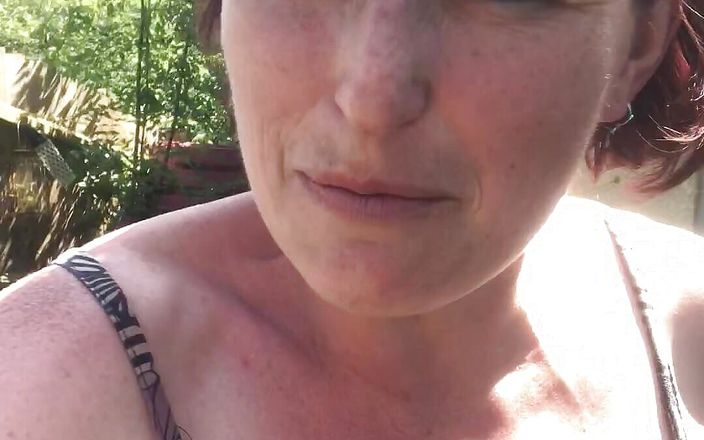 Rachel Wrigglers: Desperate MILF Goes Outside to Do a POV Piss in...