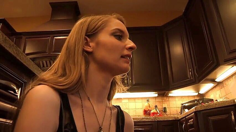 Pussy Land: Procace ragazza bruna viene toyed dalla sua amica lesbica