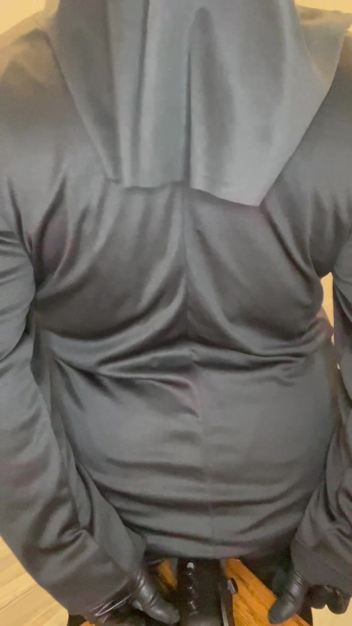 Anye Meshell: O călugăriță cu cur mare păcătuiește cu un Asmr Mic!