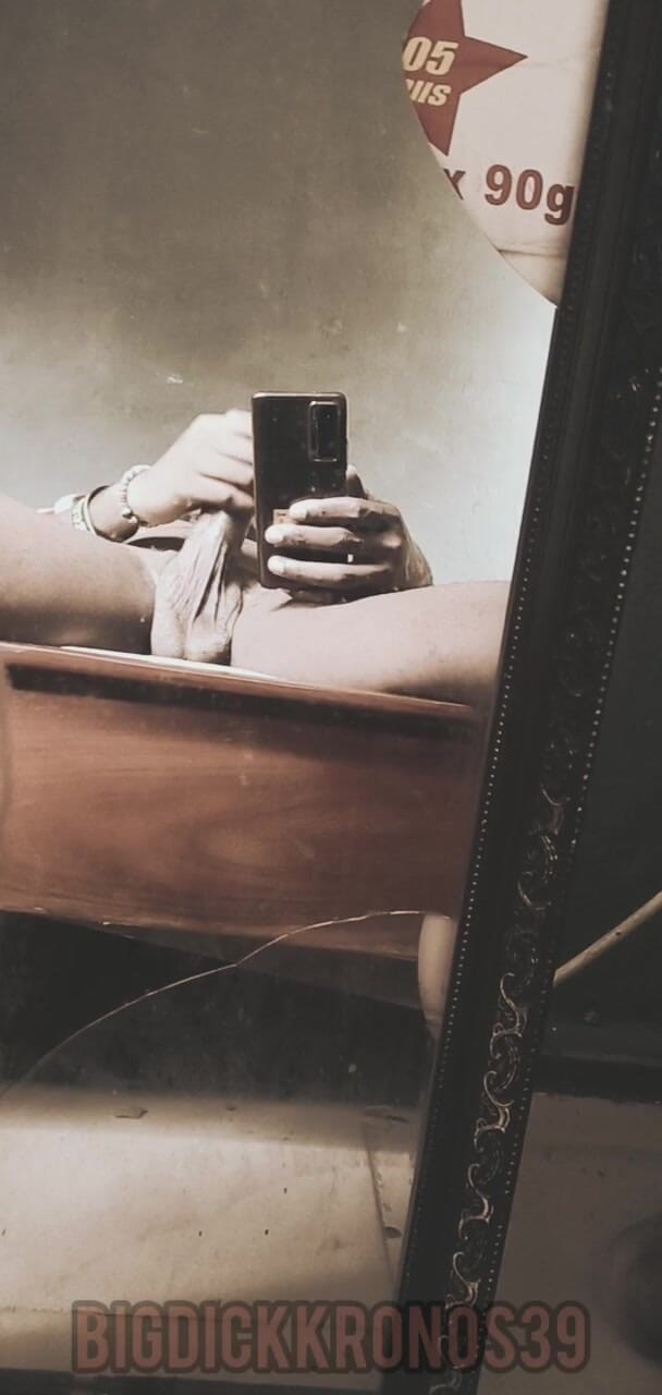 Solo gay masturbation: 鏡の前で再び私の巨大なペニスを撫でるクローズアップ。