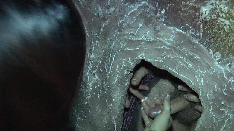 Lovekino: Vintage gangbang met twee hete meiden in latexlingery