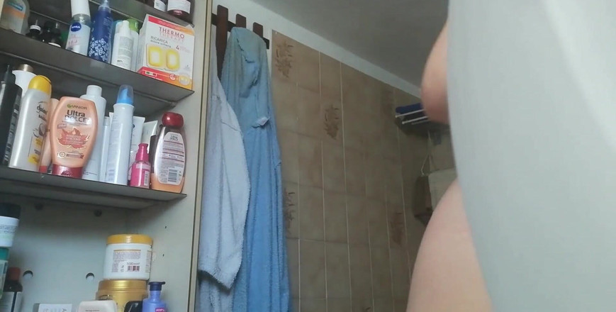 Nicoletta Embassi: Твоя М. має велику волохату пизду і не може дочекатися, щоб показати все