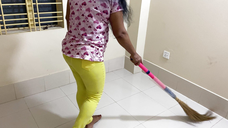 SAFI TV: Hizmetçimi evi tek başına temizlerken görüyorum ona sarıldım ve götünü...