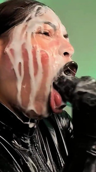 Demonia Vestida De Latex, Guantes De Latex, Traje De Latex Y Labios Negros, Chupa Tu Verga Y Escupe Saliva Y Semen En Mi