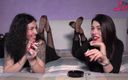 Best Nylon Feet Videos: Nádherná Petra a DollyC mají chat a cigaretu v Poloze