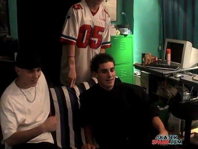 Skater Spank: Kelly golpea al down duro