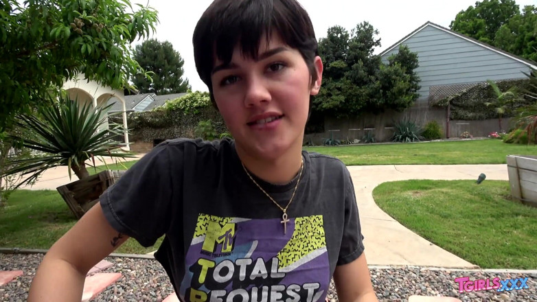 Tgirls xxx: Daisy Taylor sucks a dick outdoors