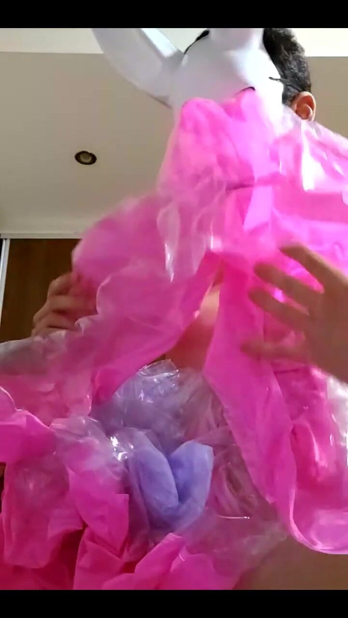 Floatie Boy: Зайчик-бездельник взрывает его надувной розовый стул и большой прозрачный воздушный шарик во время мастурбации на потоке