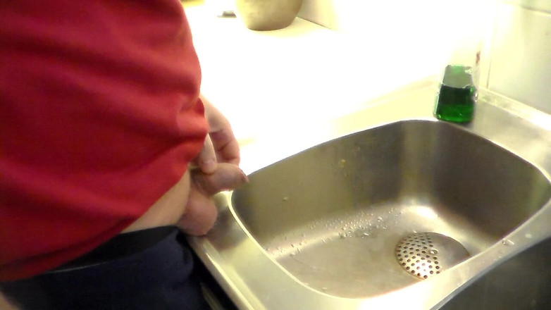 Sex hub male: John kencing di wastafel dapur