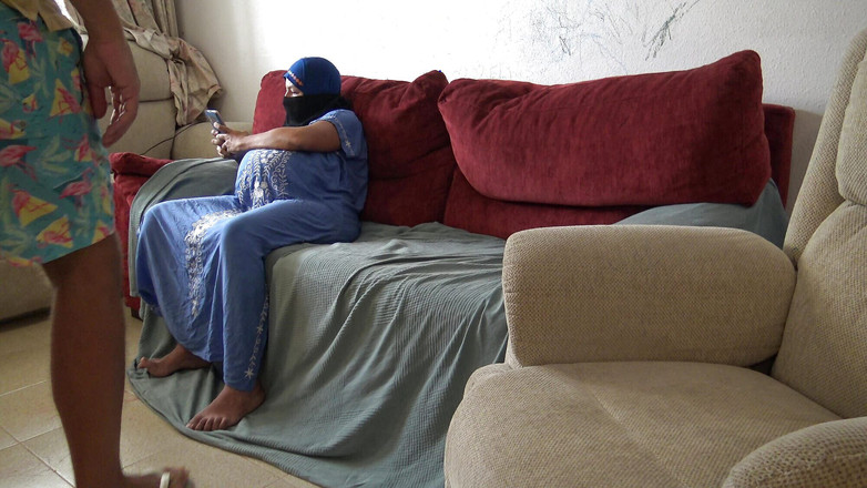 Souzan Halabi: Pervertido britânico enteado humilha grávida madrasta egípcia