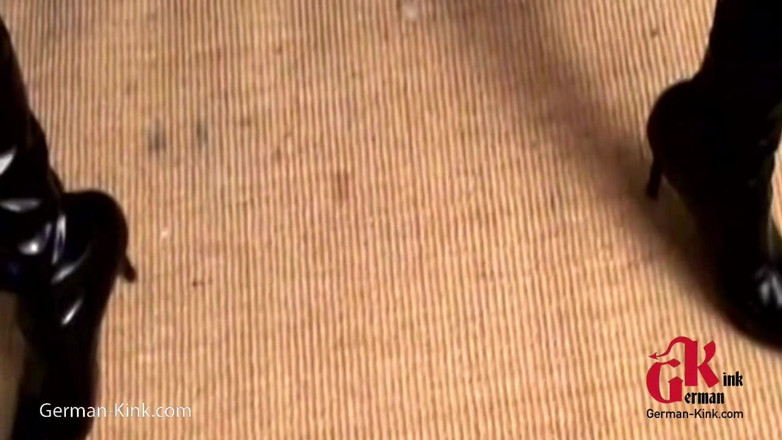 German Kink: Une bombasse en cuir se fait baiser dans un trio