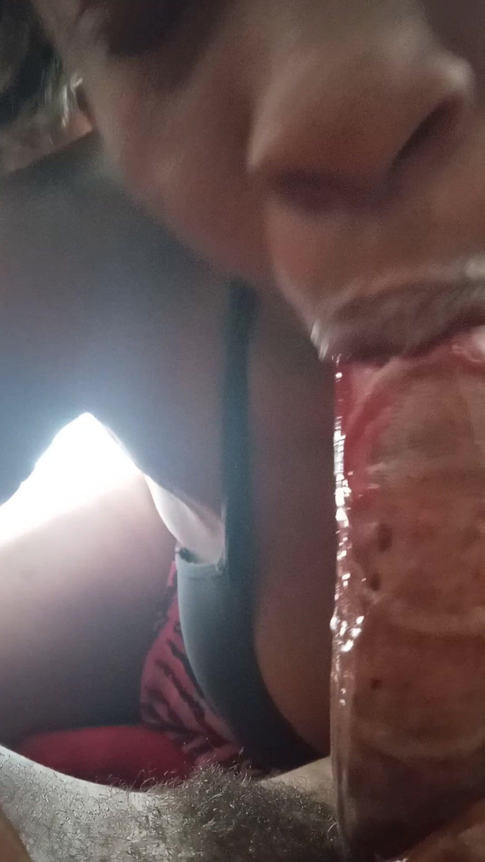 Lola Tha Pink Bunny: Le labbra aspirano la caramella subito