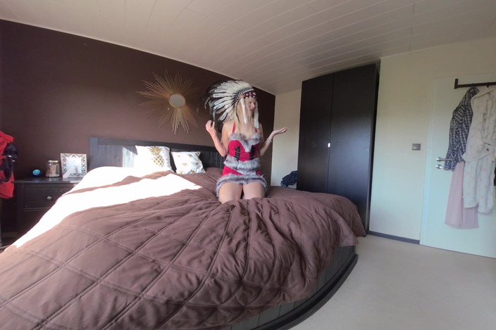 BlondeHexe VR: Une indigène te laisse te branler
